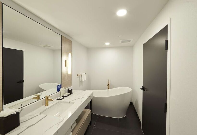 Отель Bloom Mississauga, Tapestry Collection By Hilton