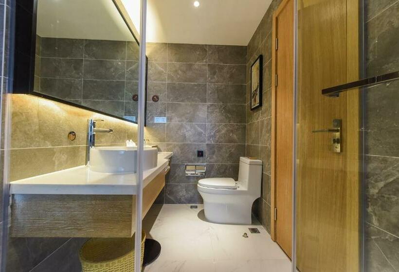 فندق Ewing International Airlines