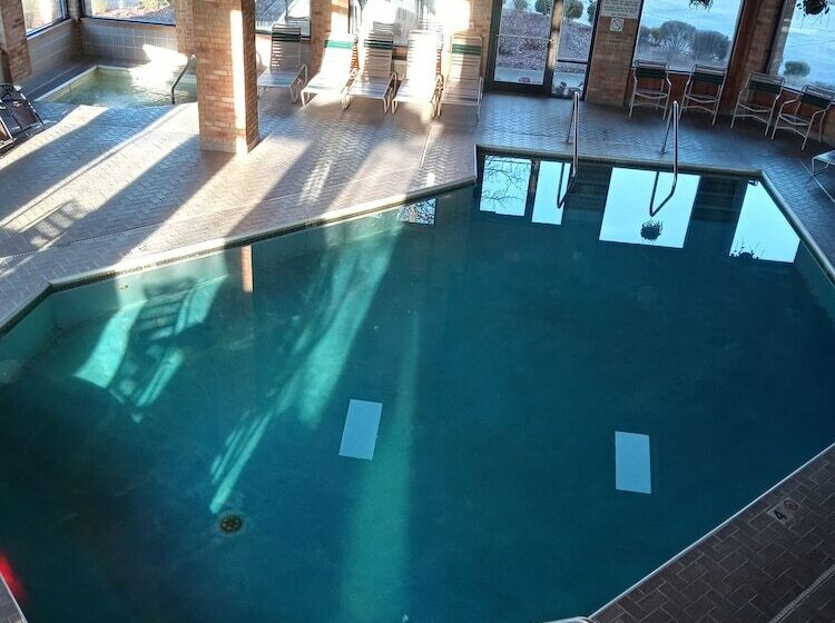 فندق New Martinsville Inn