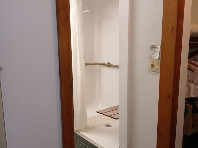 فندق New Martinsville Inn