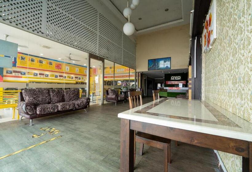 Mary J Hotel Family 10 Pax Room