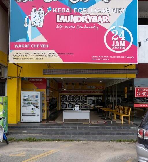 Mary J Hotel Family 10 Pax Room