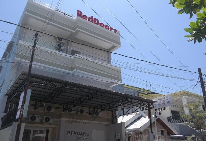 فندق Reddoorz Near Mall Ratu Indah 3