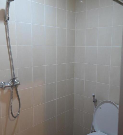 فندق Reddoorz Near Mall Ratu Indah 3