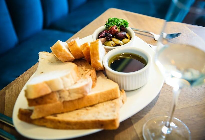 בית מלון כפרי The Binsted Inn