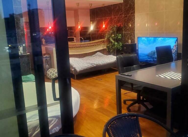 פנסיון City Unique Waterfront Townhouse