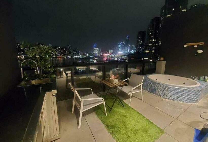 פנסיון City Unique Waterfront Townhouse