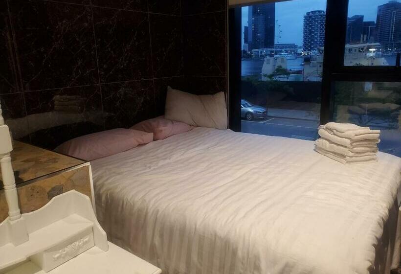 פנסיון City Unique Waterfront Townhouse