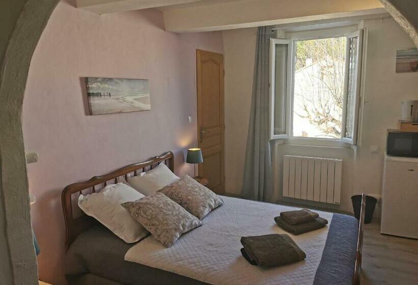 مبيت وإفطار 1832 La Rabassière