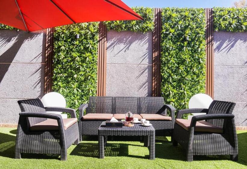 בית מלון כפרי Tulip Plaza