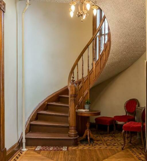 Moulin Rouge House Bed And Breakfast