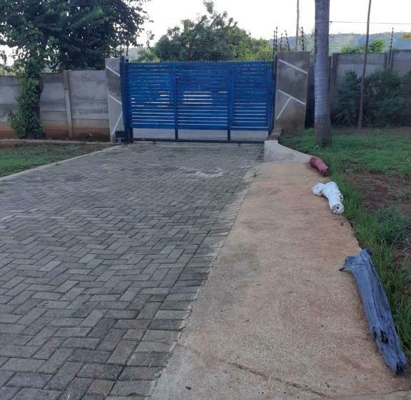 פנסיון Thullyteams Guesthouse