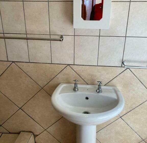 פנסיון Thullyteams Guesthouse