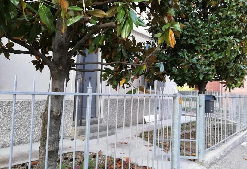 تختخواب و صبحانه Stop Over Blq