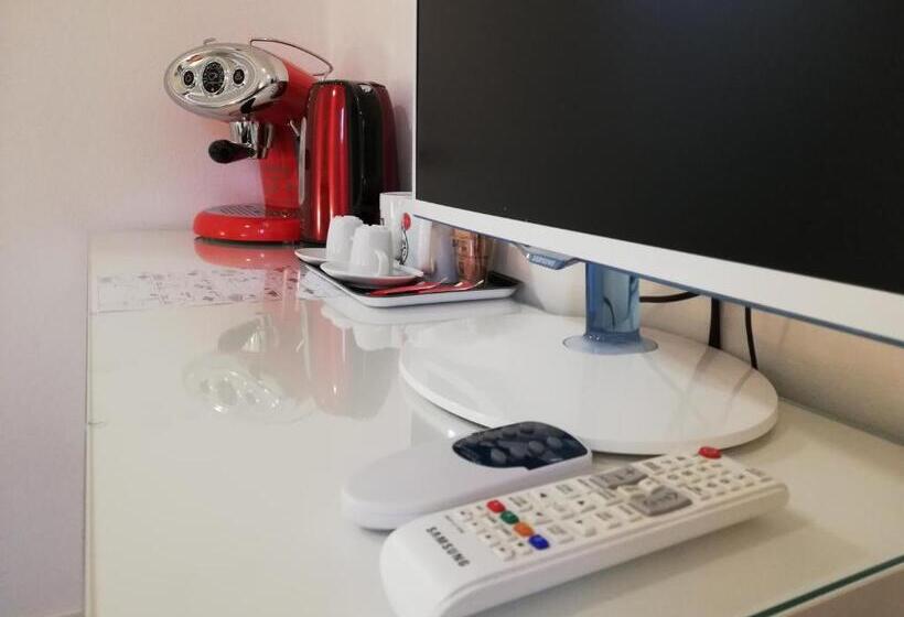 تختخواب و صبحانه Stop Over Blq