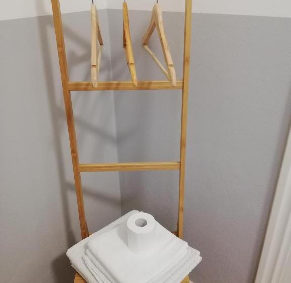 تختخواب و صبحانه Stop Over Blq