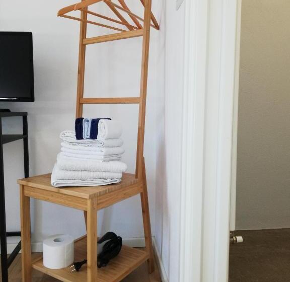 تختخواب و صبحانه Stop Over Blq