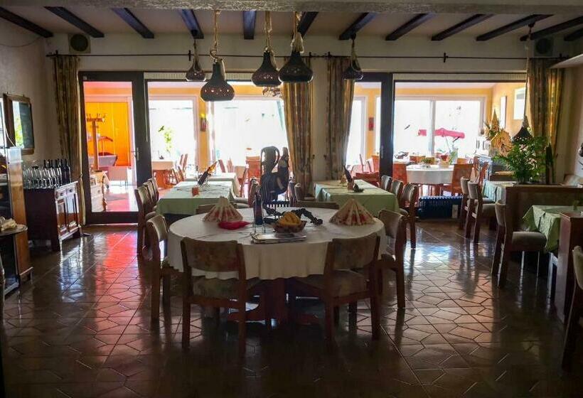 Отель Weinhaus Burg Schneider