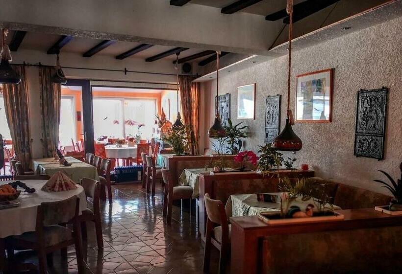 ホテル Weinhaus Burg Schneider