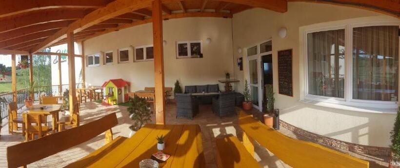 פנסיון Agrohotel Tri Brezy