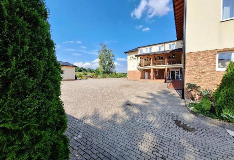 פנסיון Agrohotel Tri Brezy