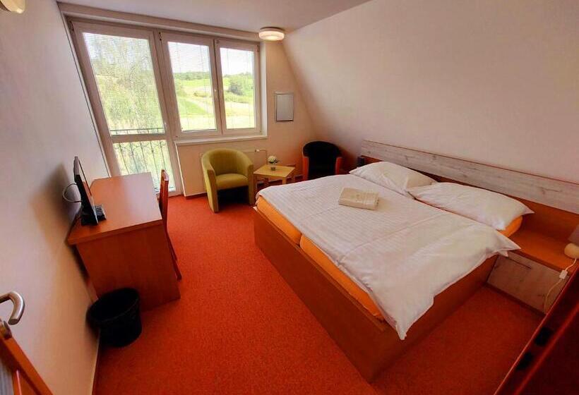 פנסיון Agrohotel Tri Brezy