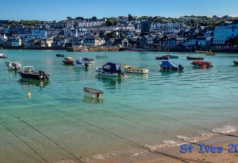 Bed and Breakfast Coombe Farmhouse