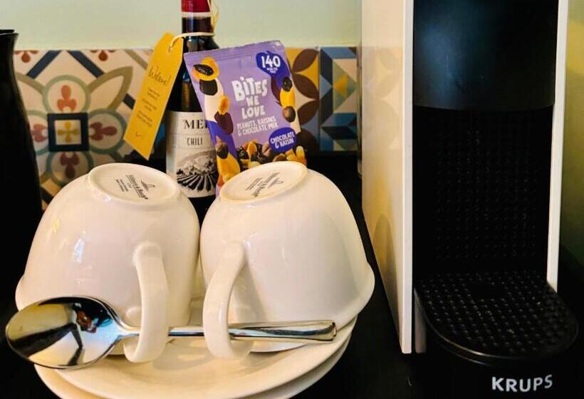 تختخواب و صبحانه Décor Canal House