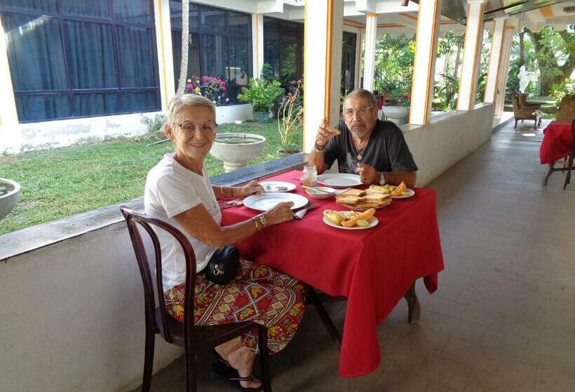 膳宿费 Saranga Holiday Inn