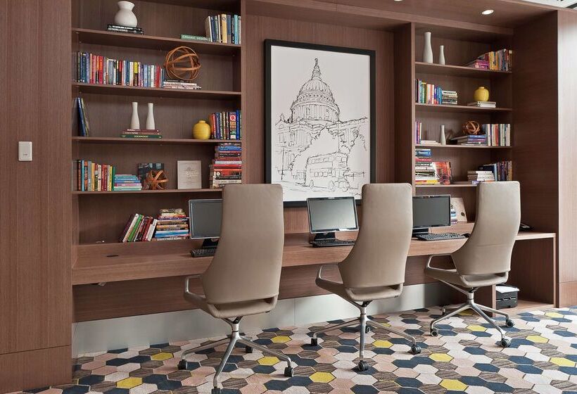 Отель Hampton By Hilton London Waterloo