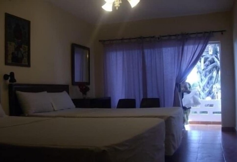 هتل Holiday Beach Club