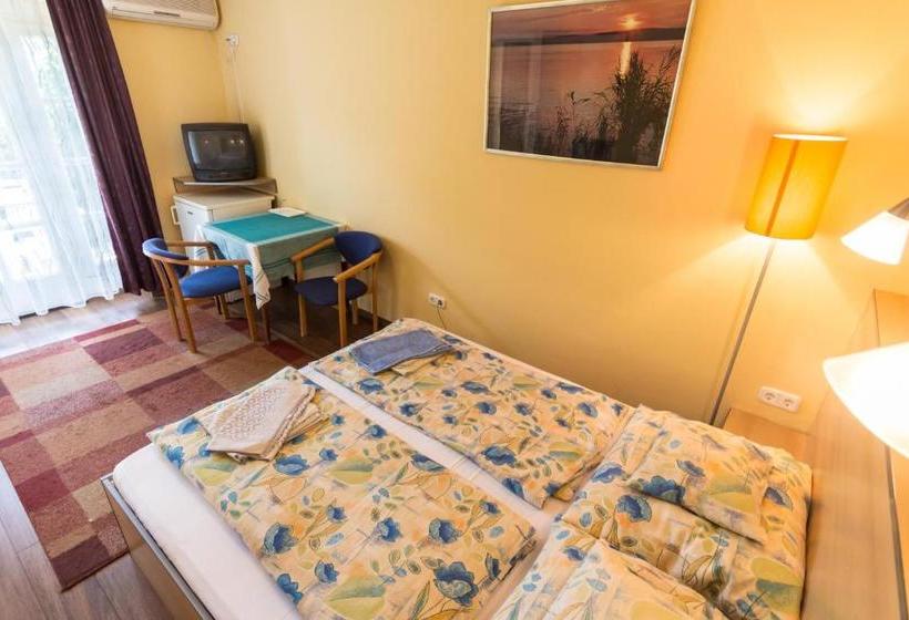 Отель Mohacsi Guesthouse