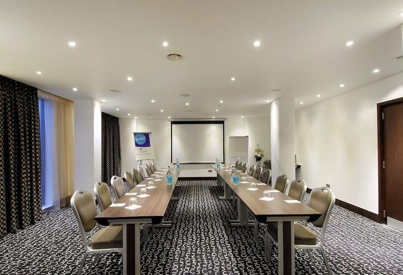 בית מלון כפרי Park Grand Heathrow