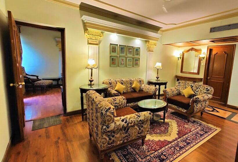 هتل Tuli International