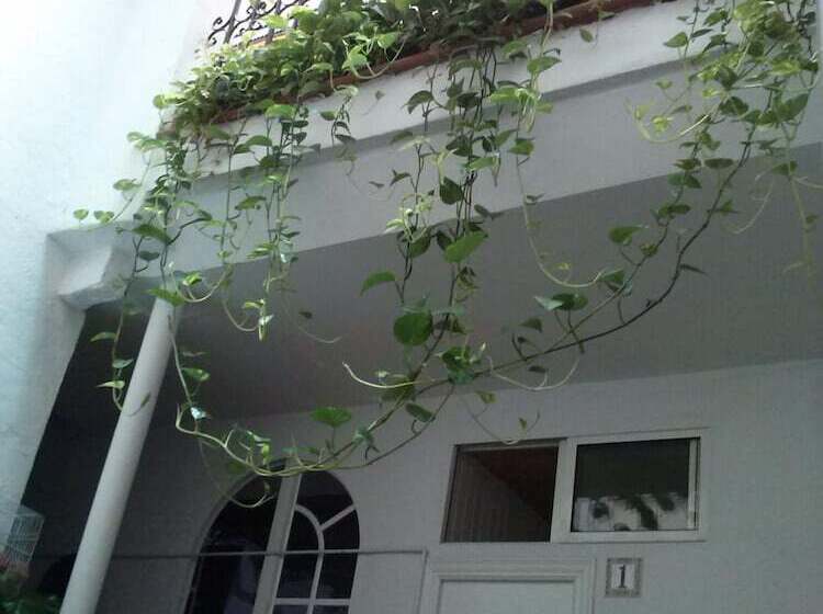 مسافرخانه Pensión Santa María La Blanca