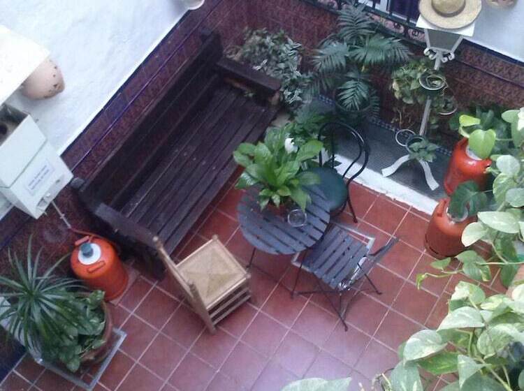 مسافرخانه Pensión Santa María La Blanca