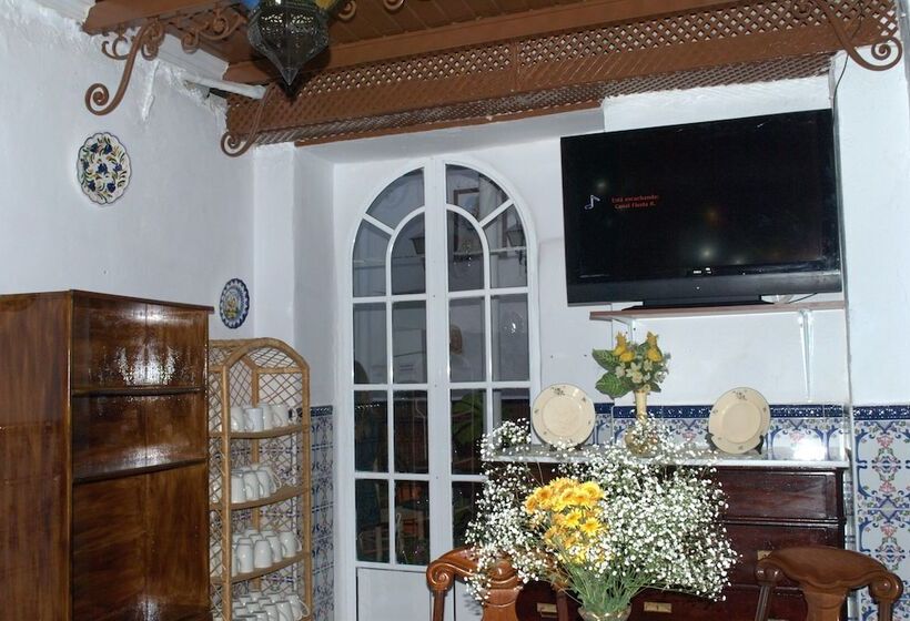 مسافرخانه Pensión Santa María La Blanca