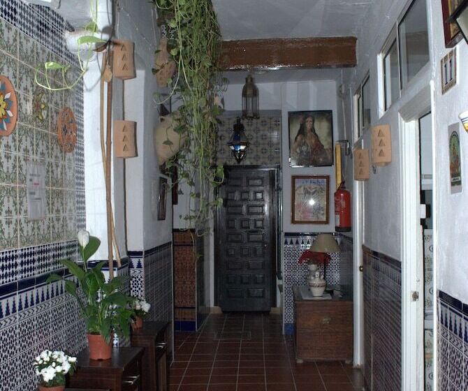 مسافرخانه Pensión Santa María La Blanca