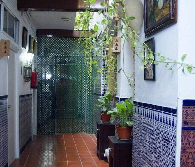 مسافرخانه Pensión Santa María La Blanca