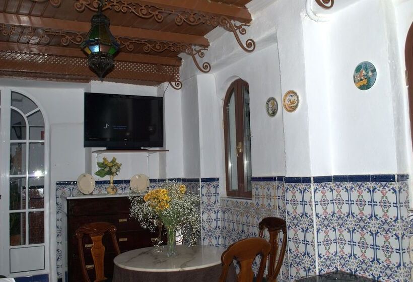 مسافرخانه Pensión Santa María La Blanca