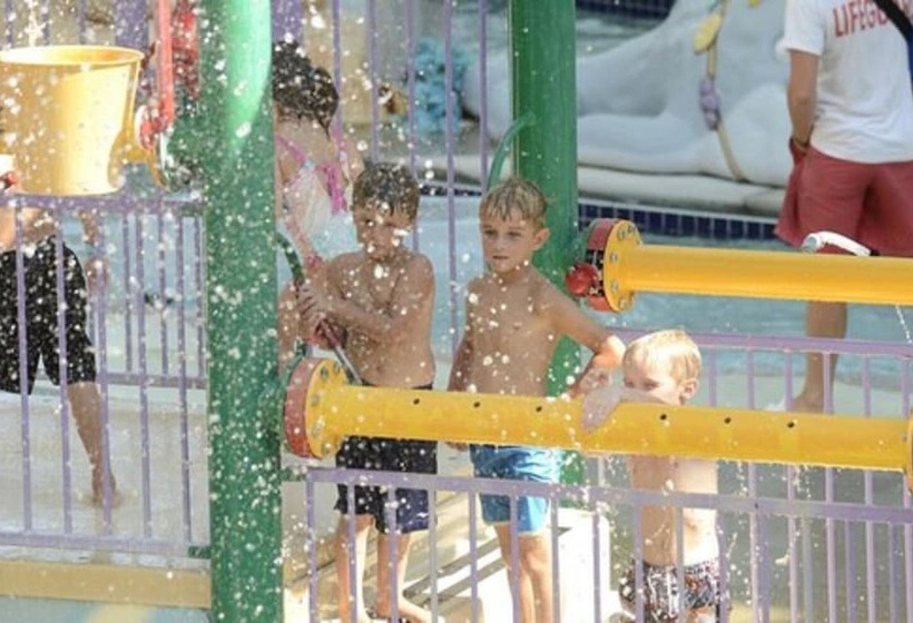 בית מלון כפרי Big Splash Adventure Indoor Water Park & Resort