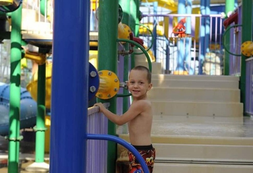 בית מלון כפרי Big Splash Adventure Indoor Water Park & Resort