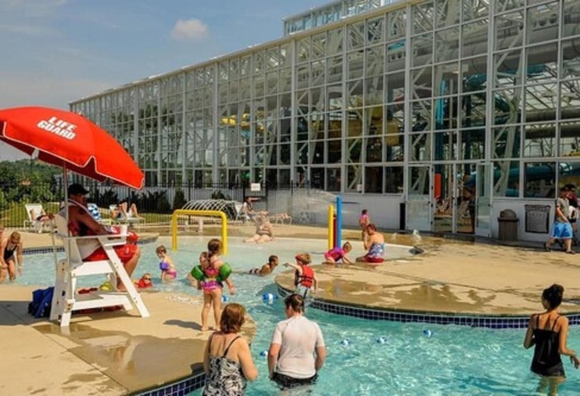 בית מלון כפרי Big Splash Adventure Indoor Water Park & Resort