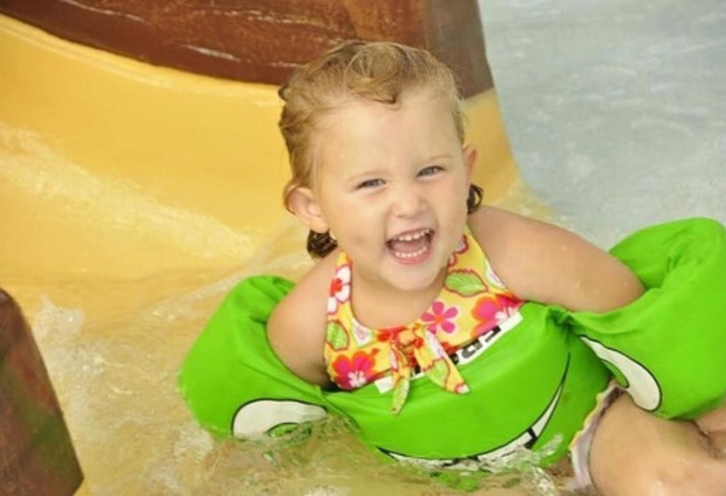 בית מלון כפרי Big Splash Adventure Indoor Water Park & Resort