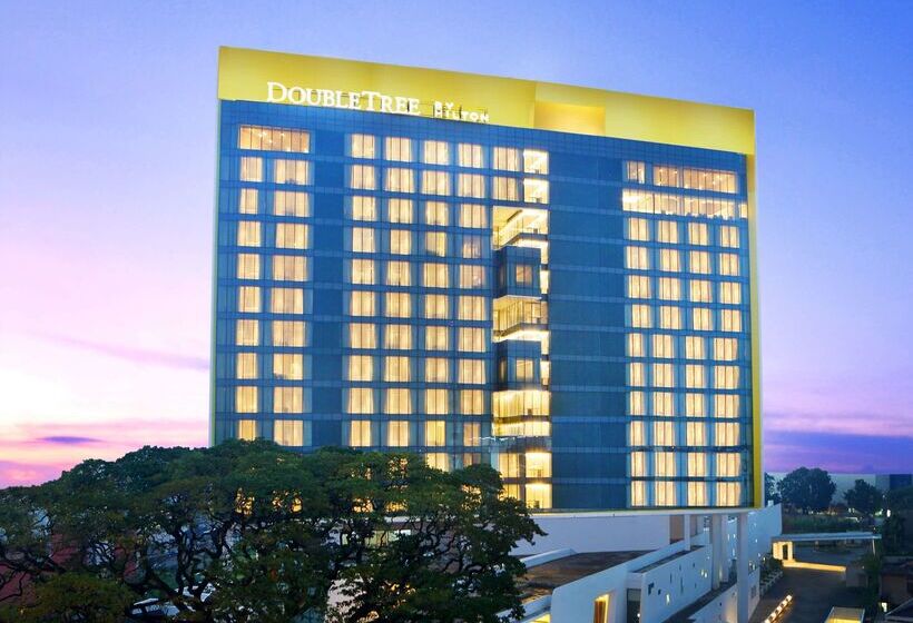 בית מלון כפרי Doubletree By Hilton Jakarta   Diponegoro