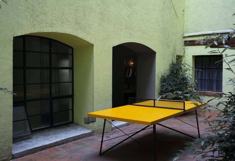 Отель Downtown Beds