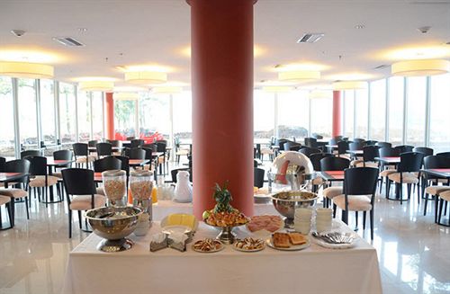 فندق Howard Johnson Plaza Resort