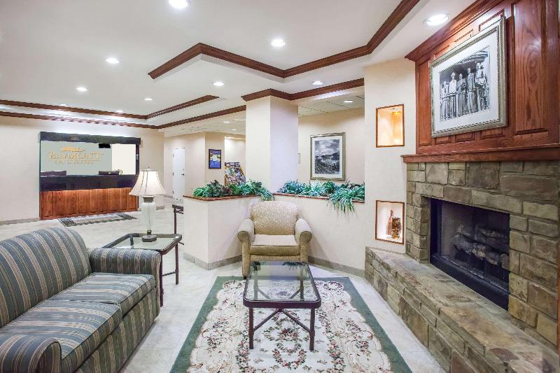 فندق Baymont On The Lake By Wyndham Hot Springs