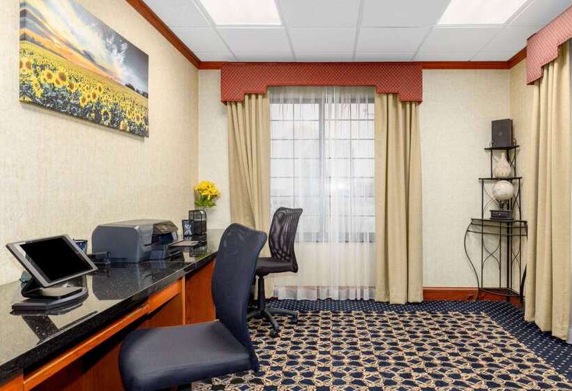 فندق Baymont By Wyndham Pratt