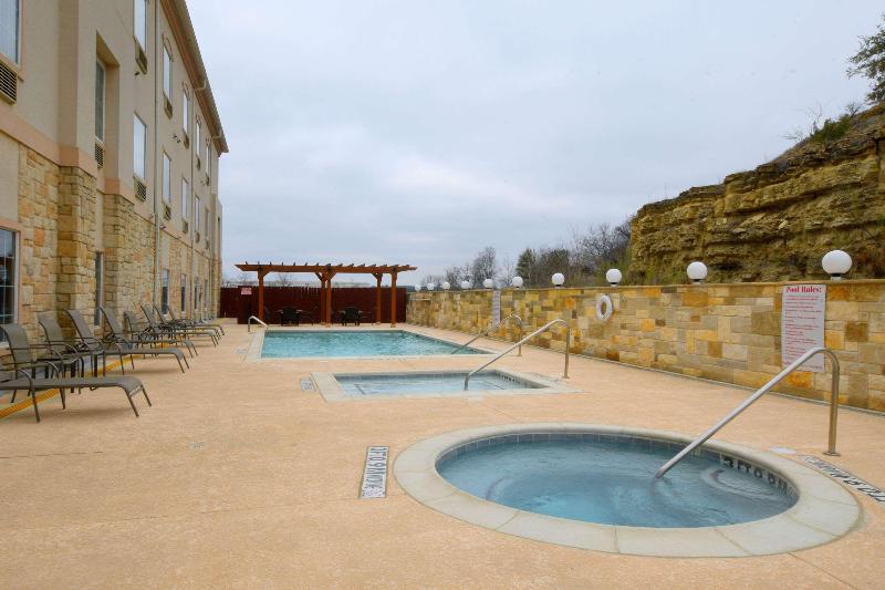 Отель Baymont Inn & Suites By Wyndham Glen Rose